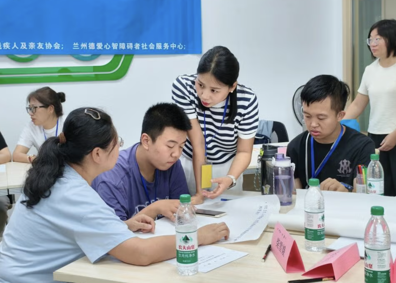参加中国某研讨会的学员们。