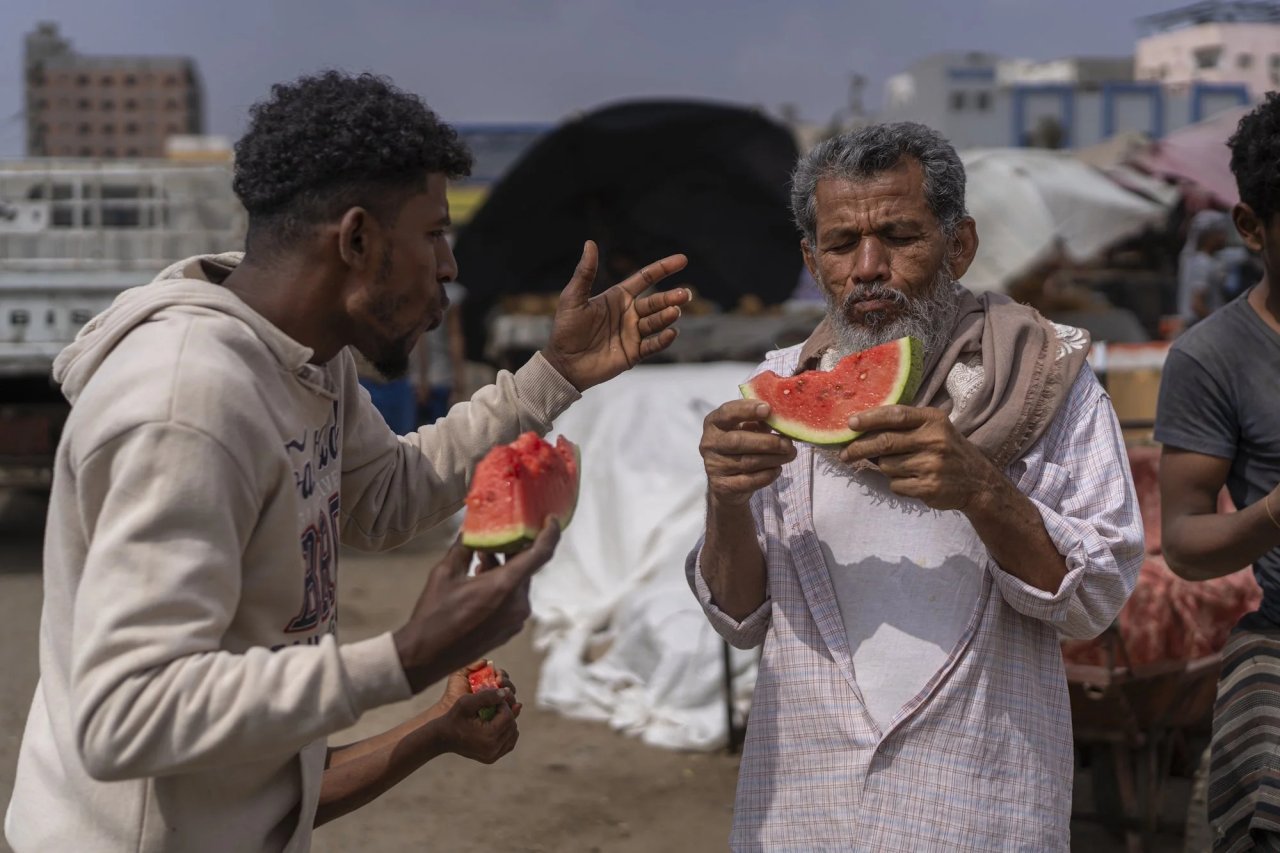 يأكل المزارعون في اليمن البطيخ.