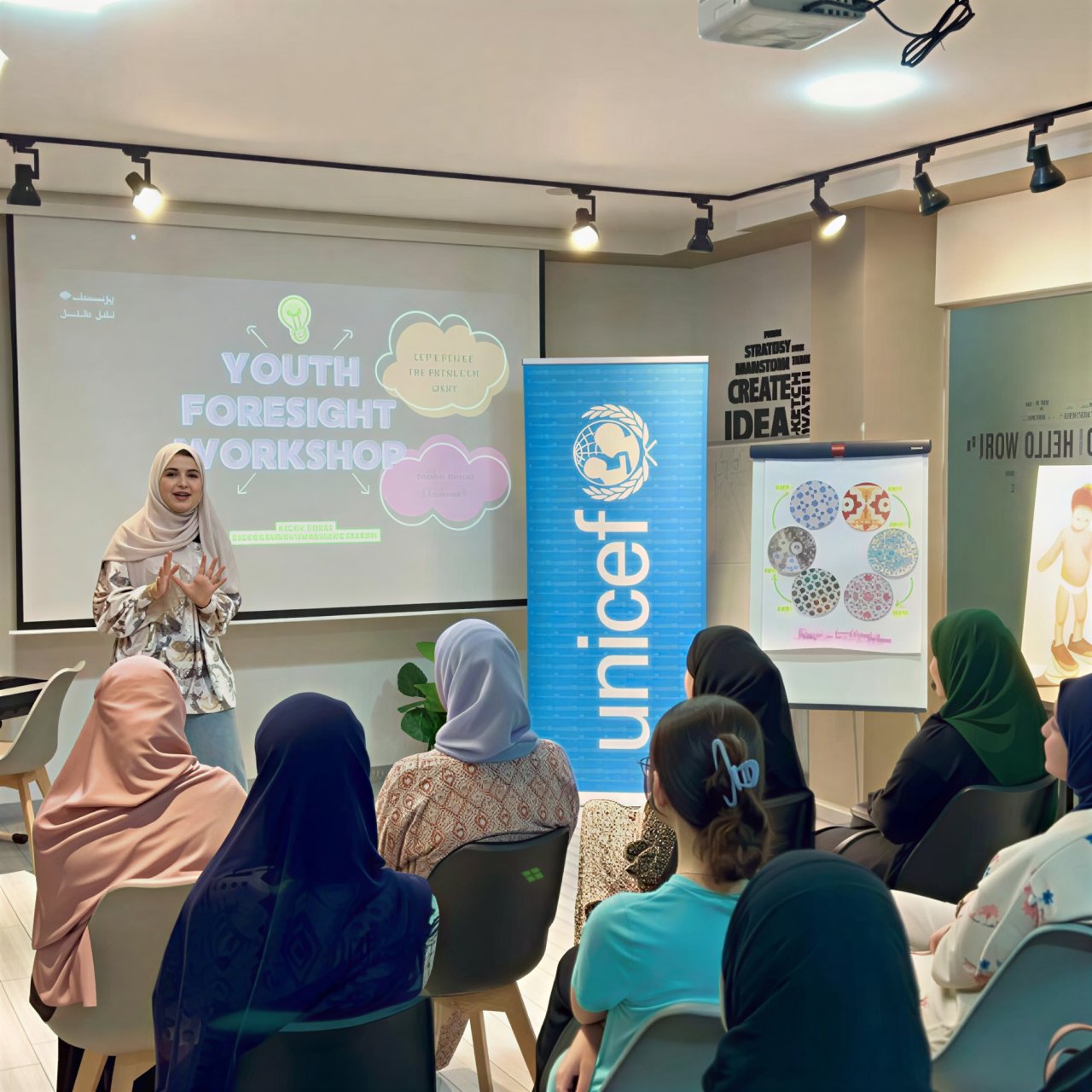 Une jeune en Algérie anime un atelier.