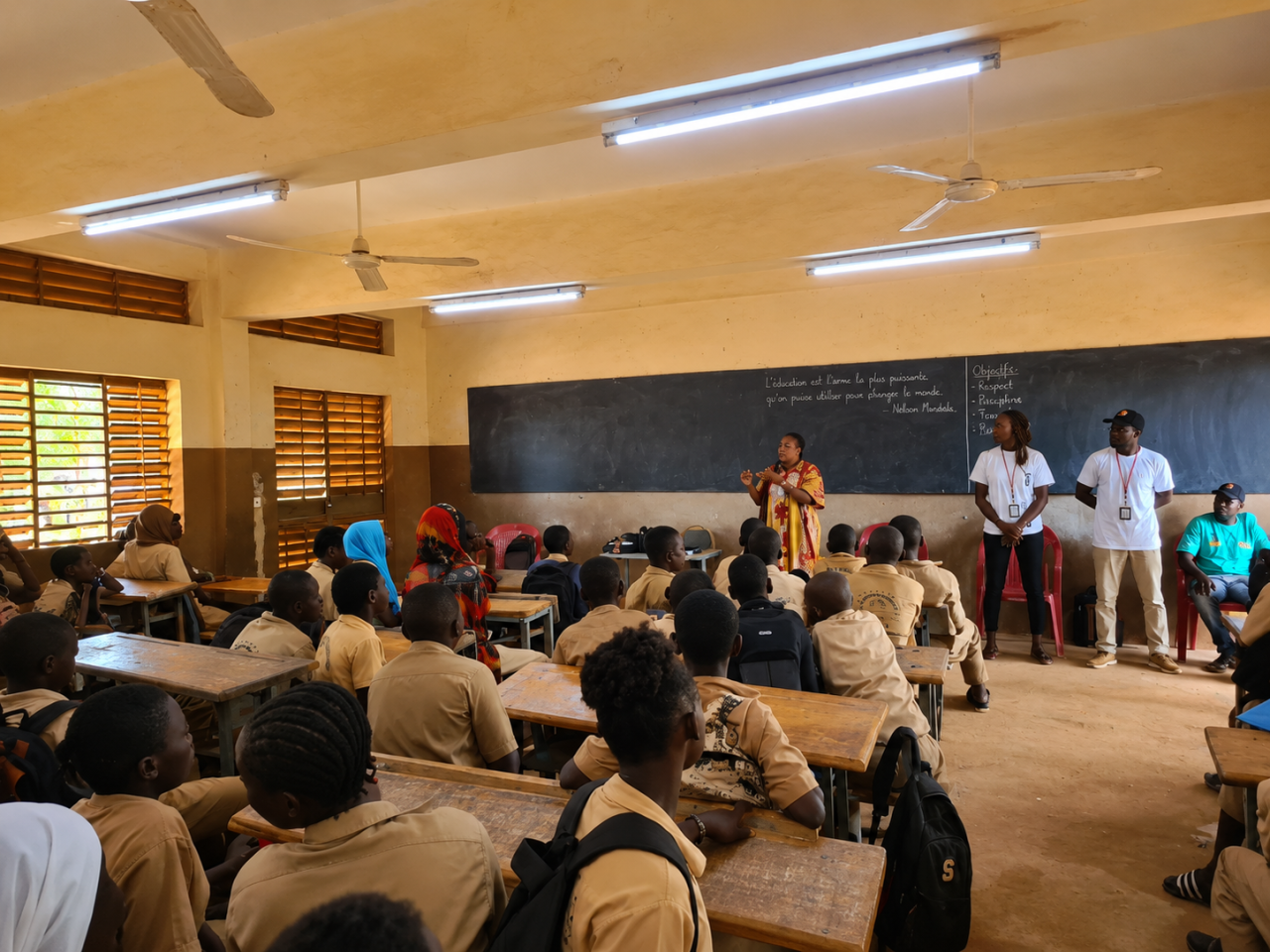 Une volontaire du ONU parle avec des étudiants au Burkina Faso.