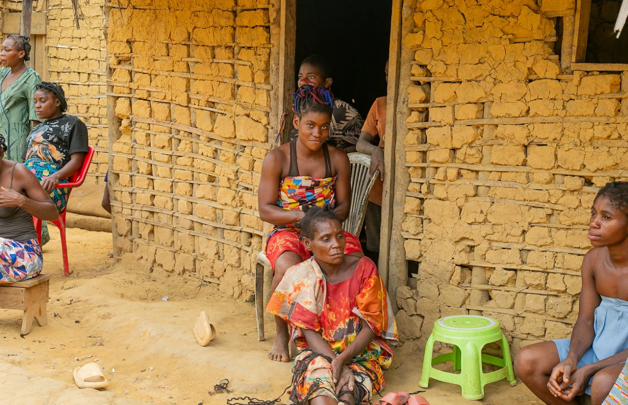 Des membres d'une communauté à Ikobey, au Gabon.