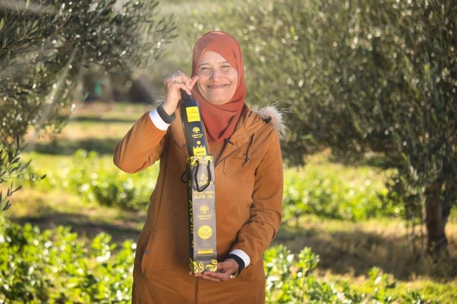 امرأة تحمل زجاجة زيت زيتون