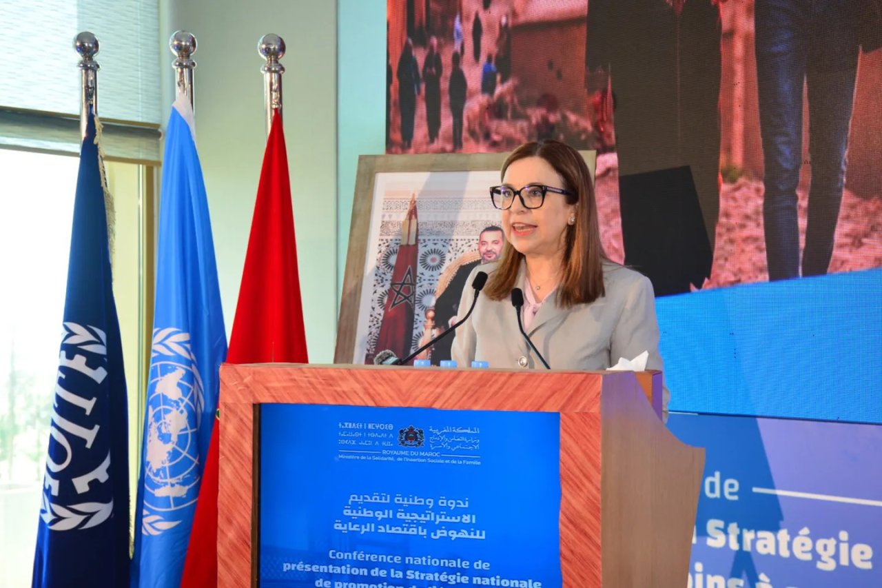 Une responsable prononce un discours au Maroc.