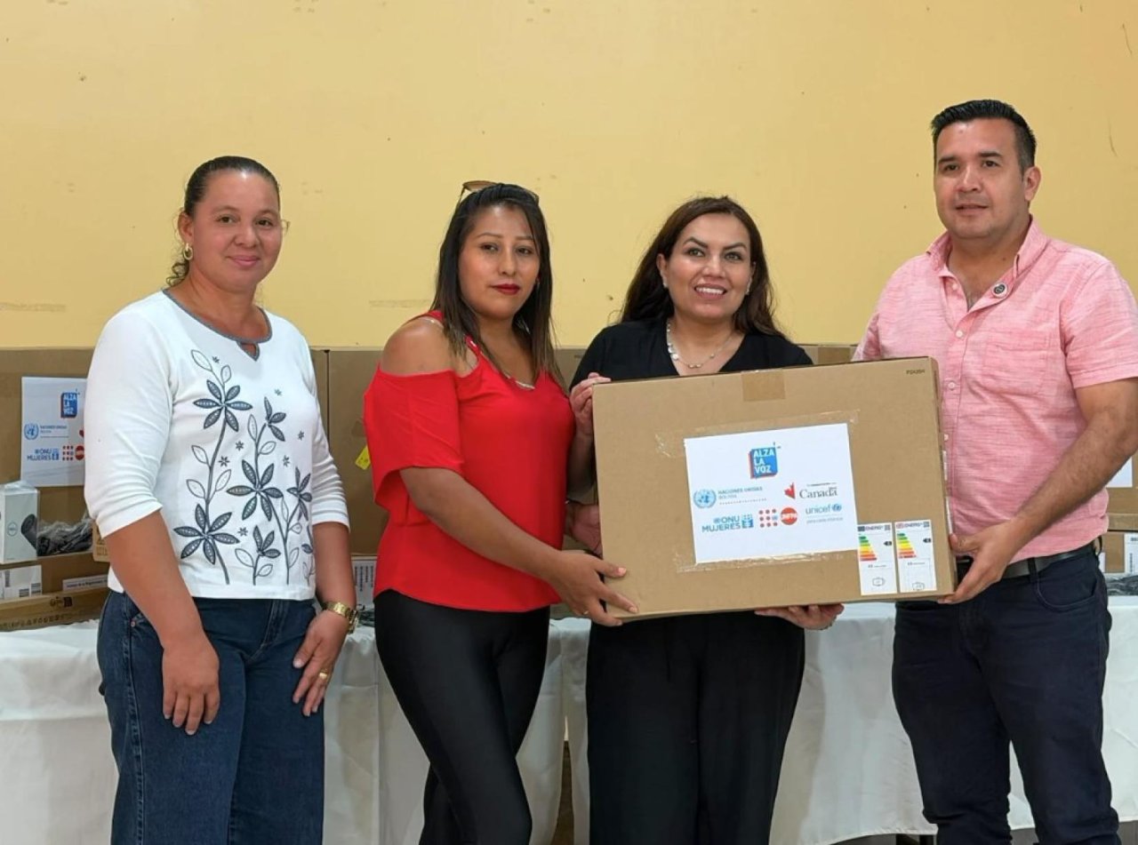 Personas enseñando equipo nuevo