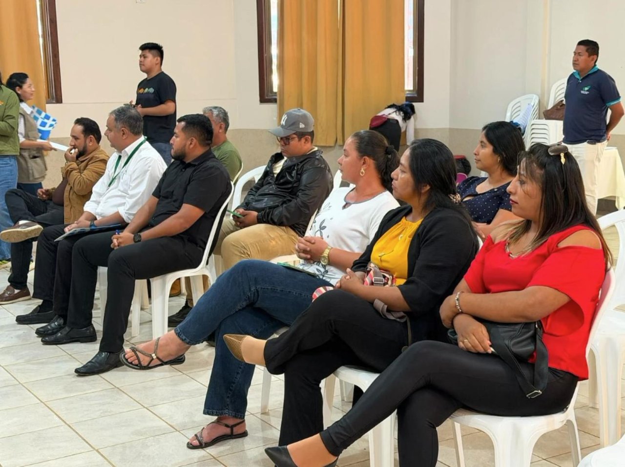 Gente en el acto de entrega de equipos