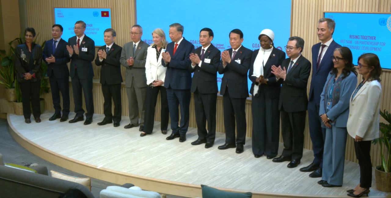 UN leaders and leaders from Viet Nam at an event on partnership.