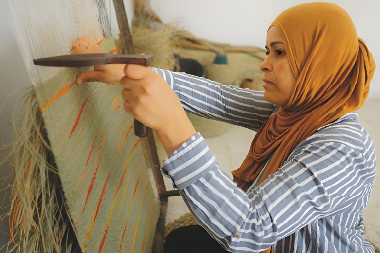 امرأة تقوم بعمل فني يدوي