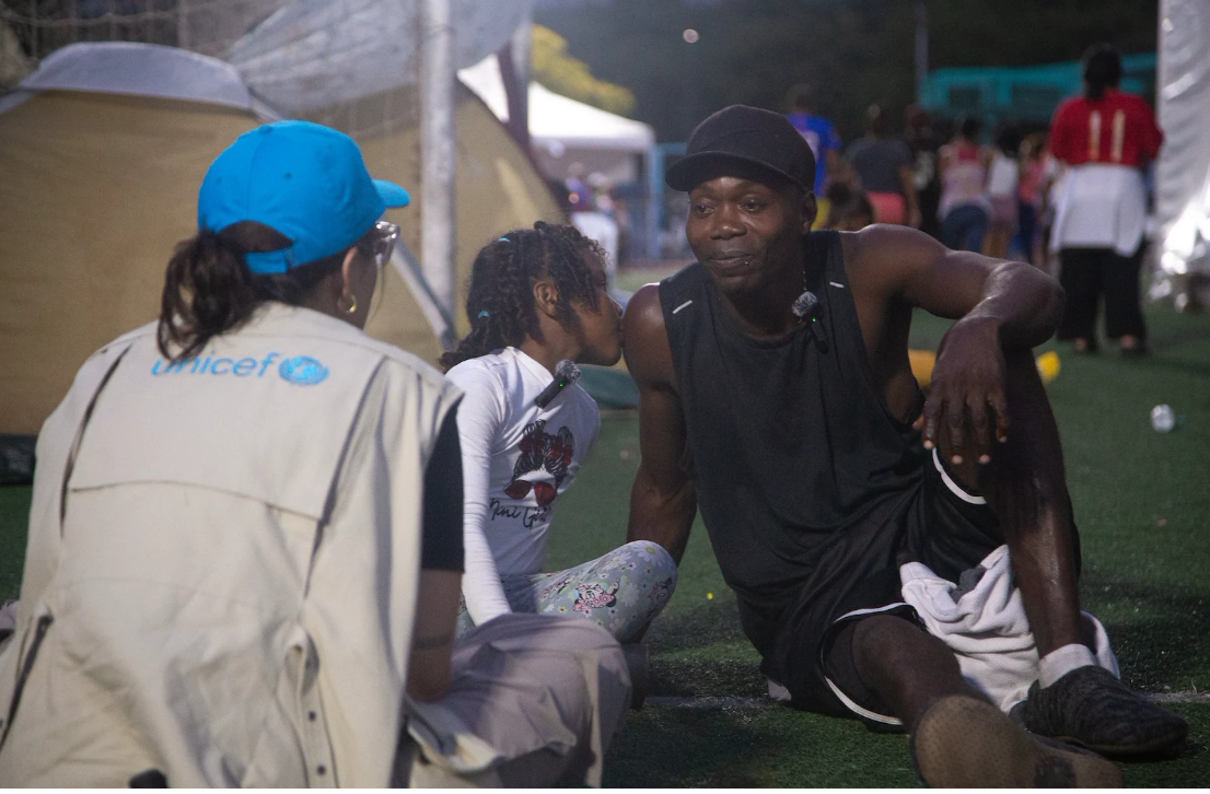 Equipo UNICEF hablando con los afectados del terremoto
