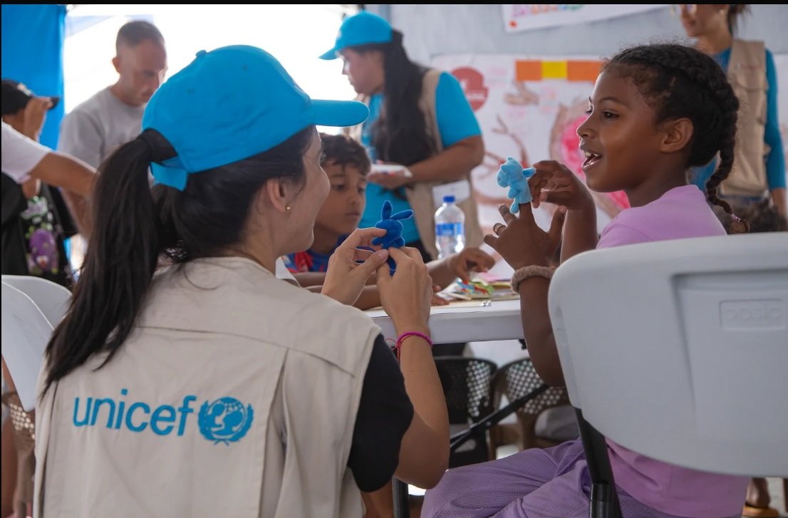 Voluntaria UNICEF trabajando con niños