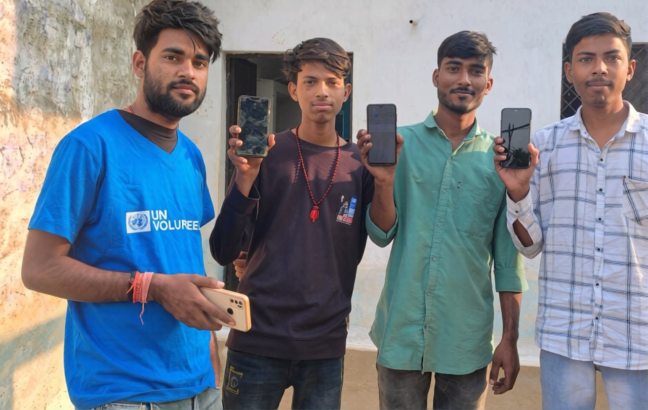 A UN Volunteer with local community members in India.