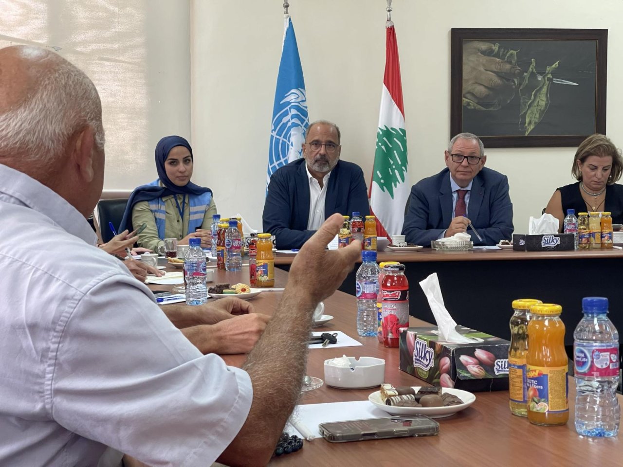 المنسق المقيم ومنسق الشؤون الإنسانية للأمم المتحدة في لبنان يلتقي بأفراد من المجتمع المحلي.