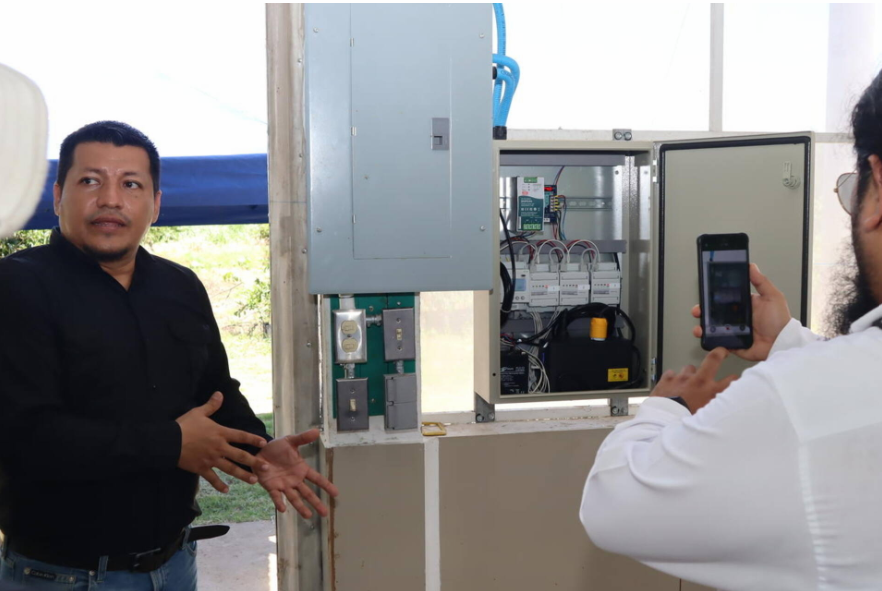 Técnico enseña el equipo