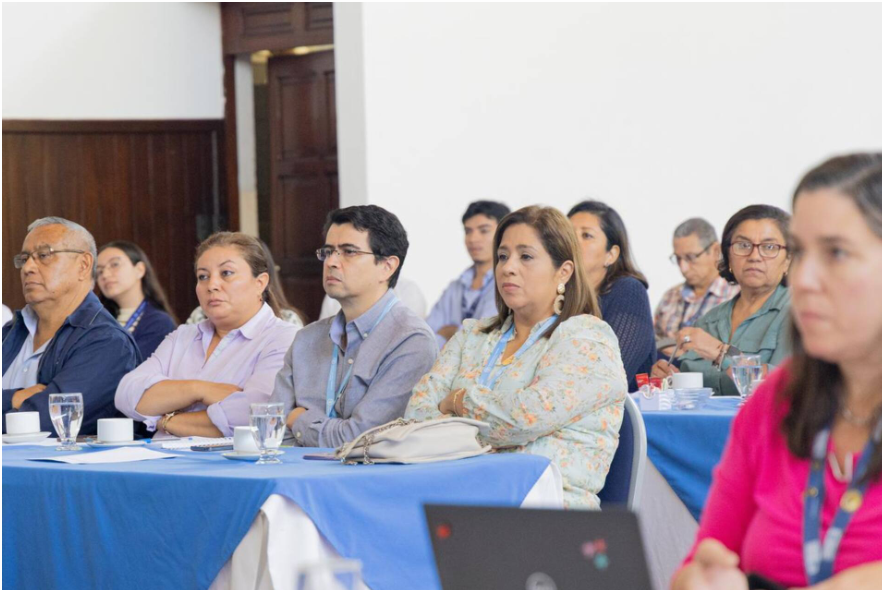 Asistentes prestando atención en conferencia
