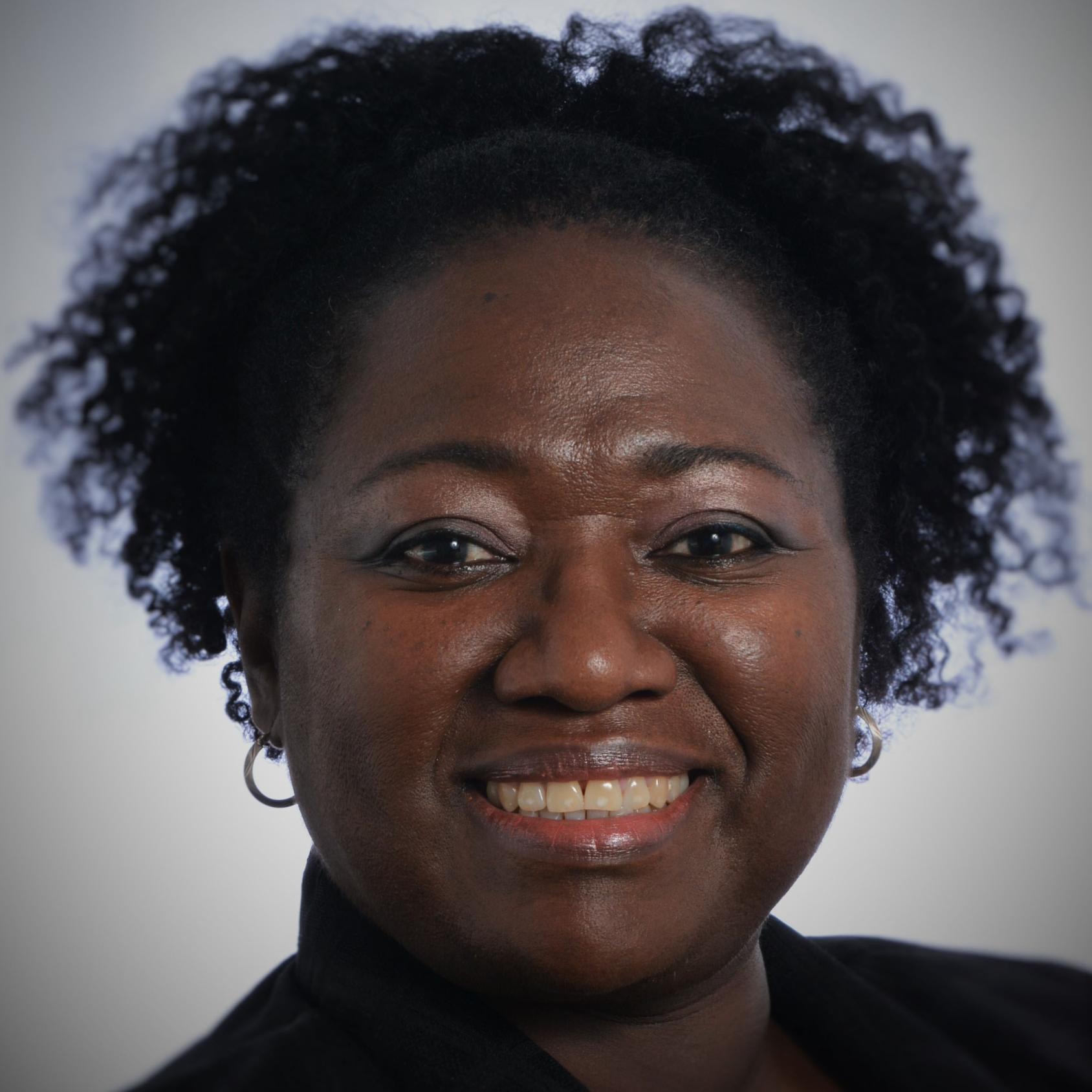 Primer plano de la Dra. Lennise Baptiste, asesora de evaluación