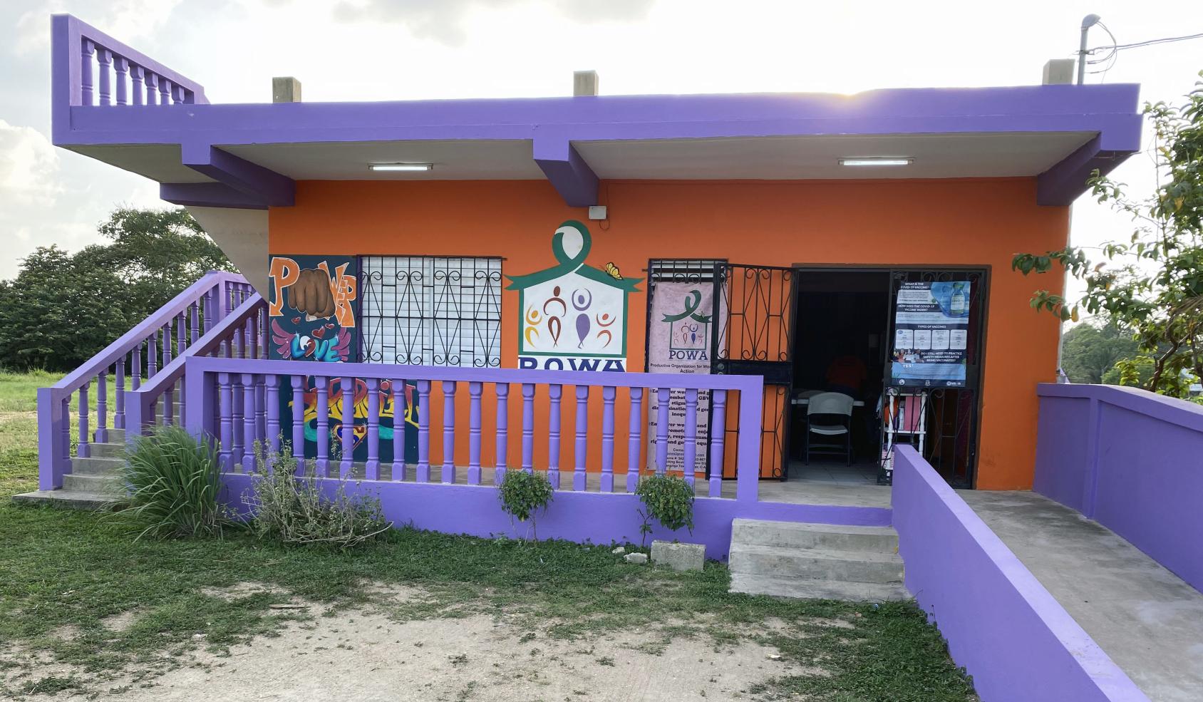 تُظهر الصورة مبنى منظمة POWA المشذب باللونين البرتقالي والأرجواني.