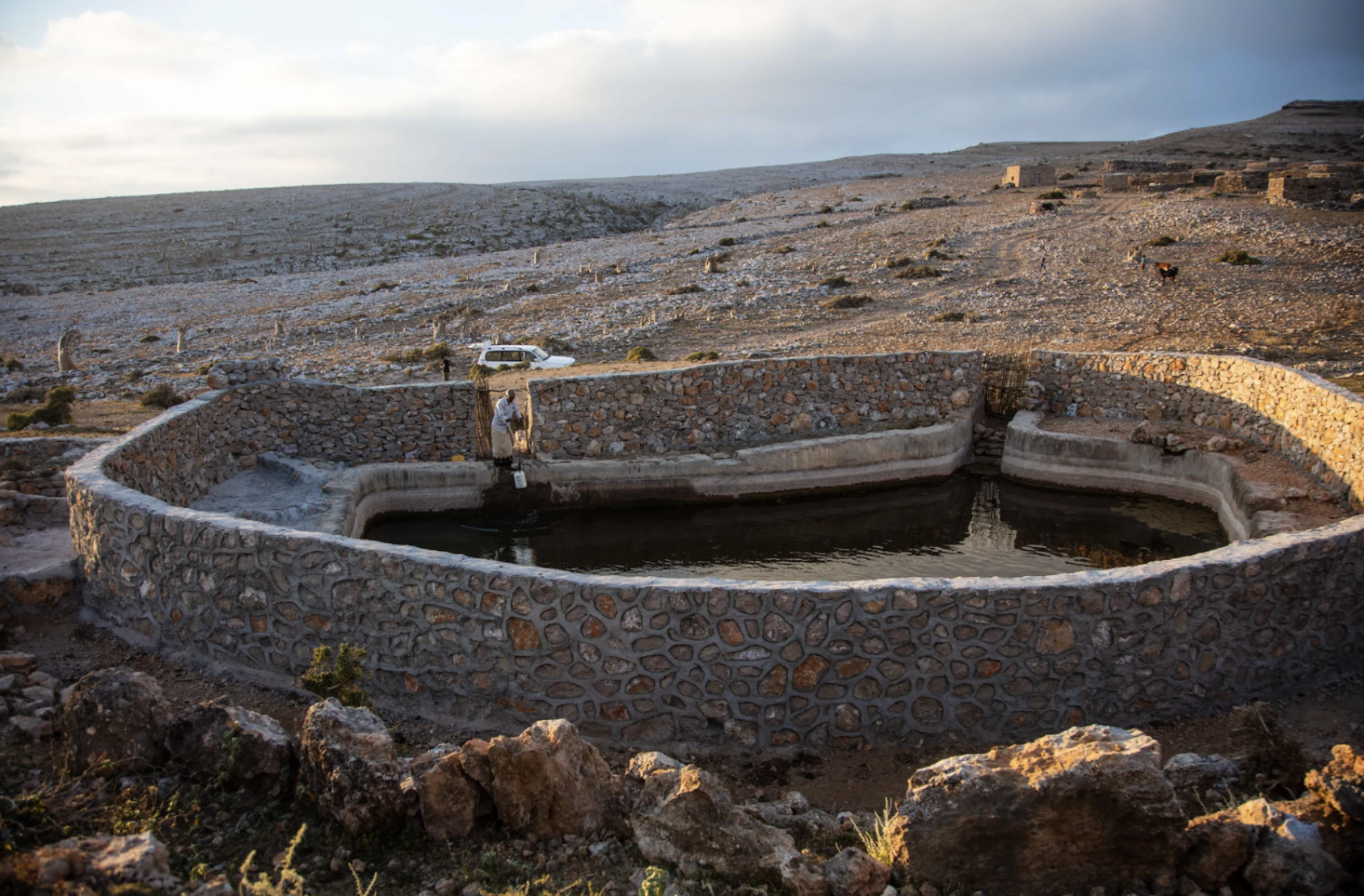 Un muro alrededor de un depósito de agua de lluvia.