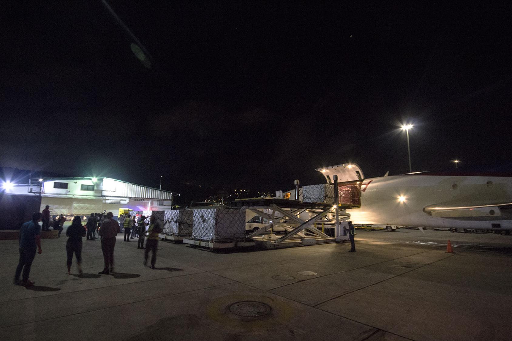 منظر لطائرة مع تسليم لقاحات كوفاكس في الجانب الآخر.