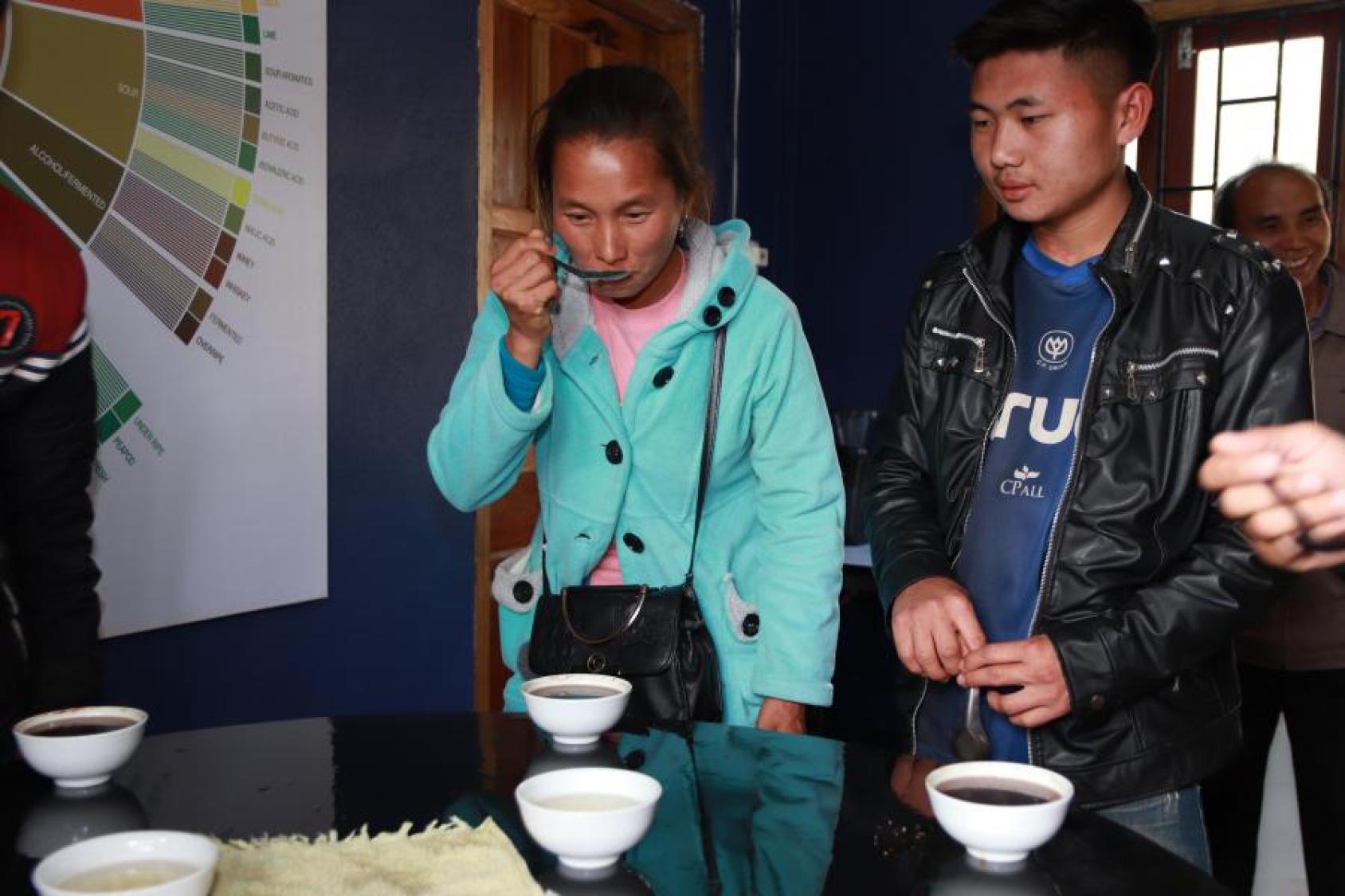 شخصان يتذوقان القهوة.