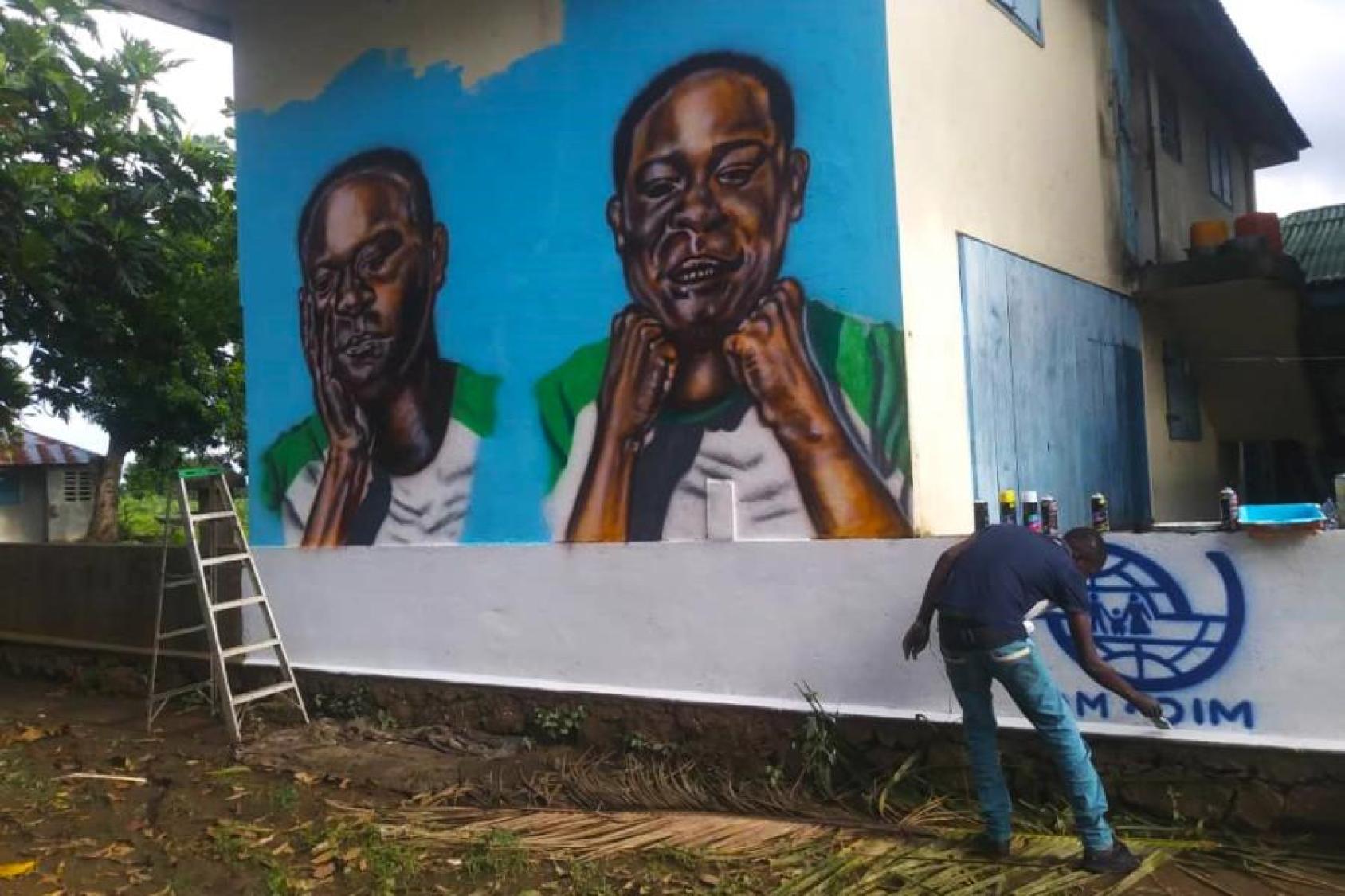 Une peinture murale montrant deux hommes haïtiens a été réalisée au niveau d’un des points de départ de migration d’Haïti. 