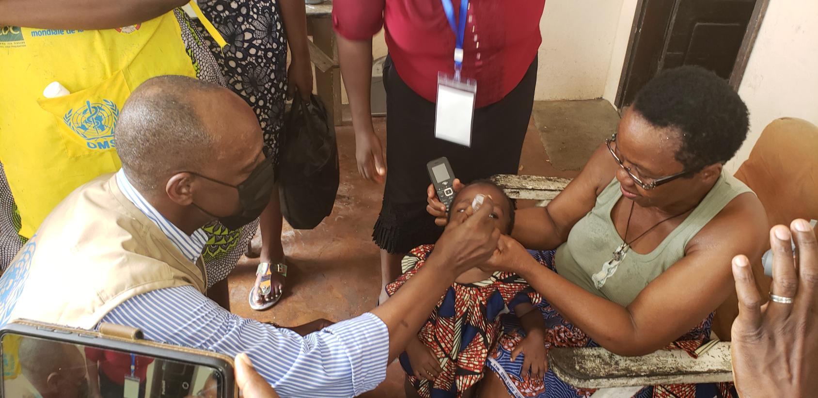 طفل يتم تطعيمه ضد فيروس شلل الأطفال في منزله.