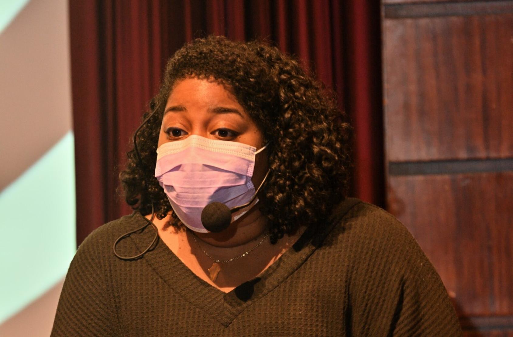 صورة مقربة لوجه امرأة ترتدي كمامة وردية.