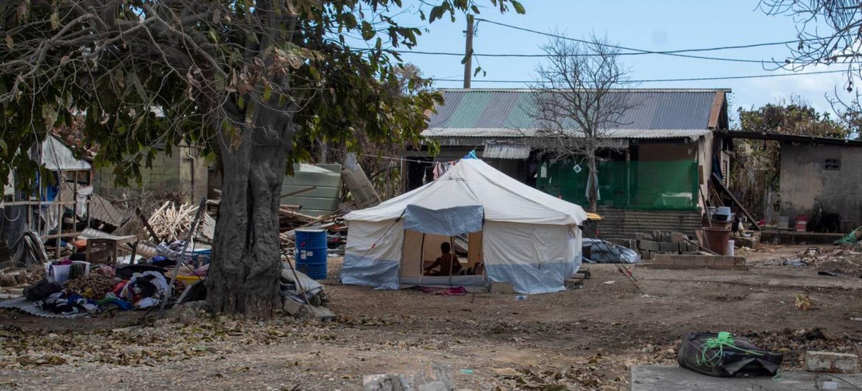 Un refugio temporal es construido cerca de los escombros de una casa.