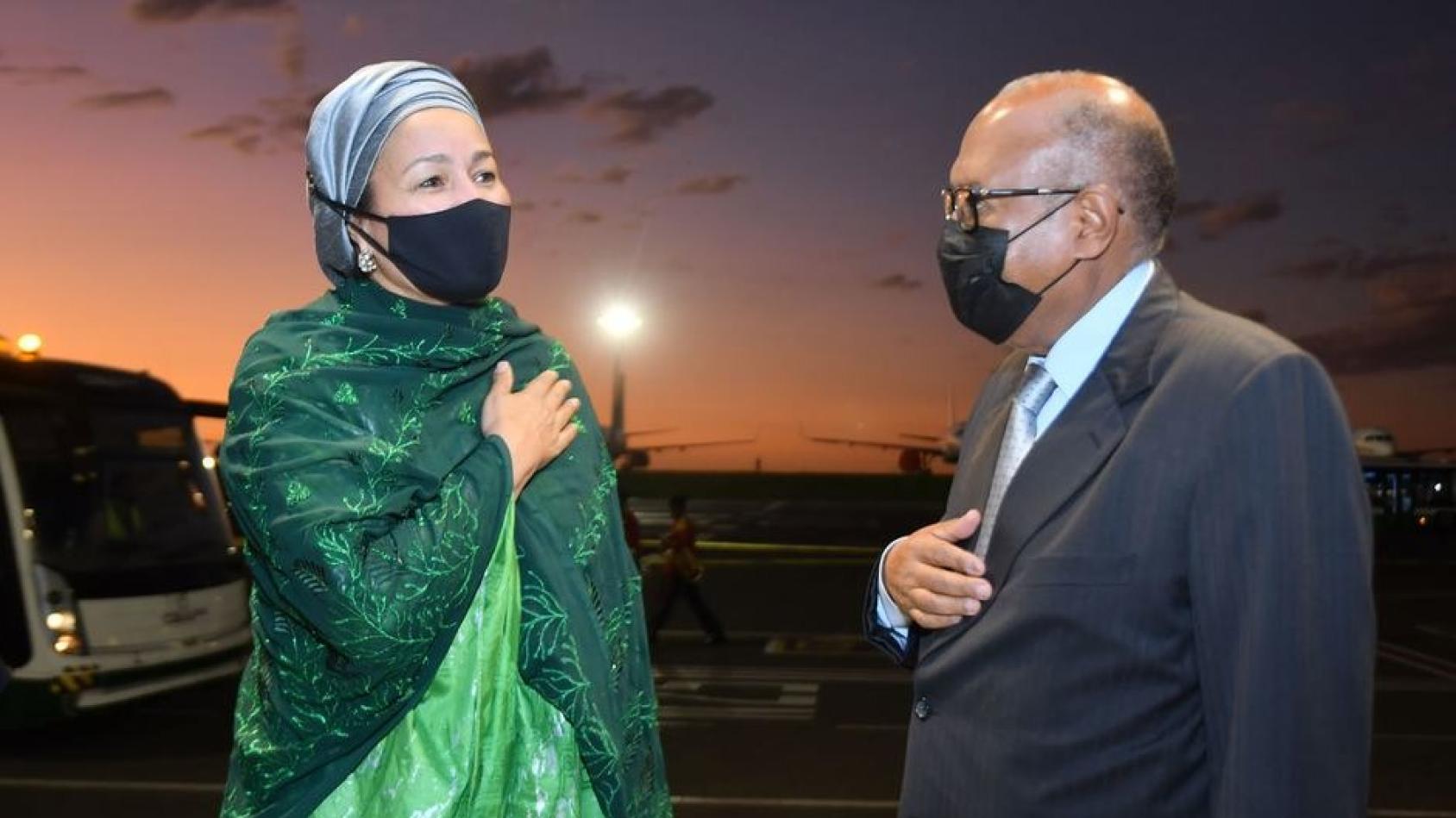 نائبة الأمين العام أمينة محمد والسفير ميهيرتيب مولوغيتا يضعان أيديهيديهما على قلبيهما لتأدية تحية.