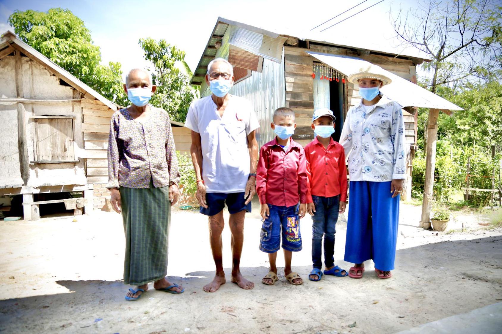 一家五口肩并肩站在一起。