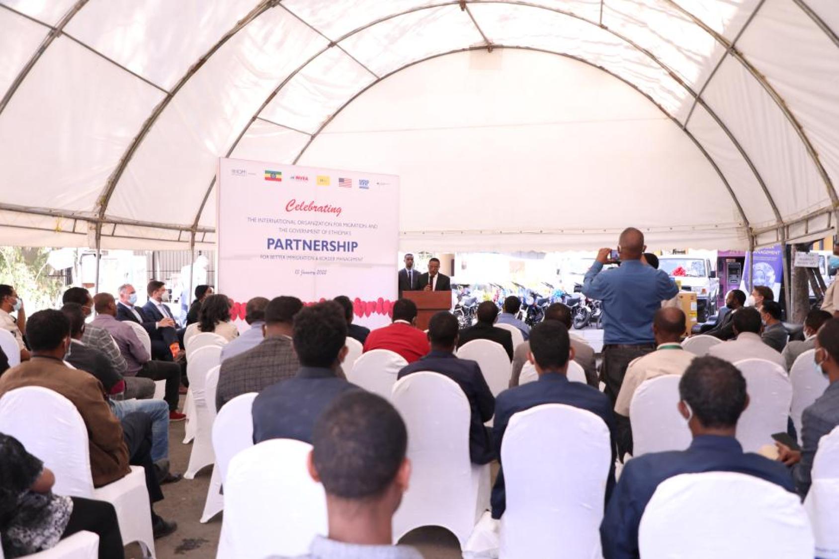 Директор иммиграционного агентства Эфиопии выступает перед публикой.