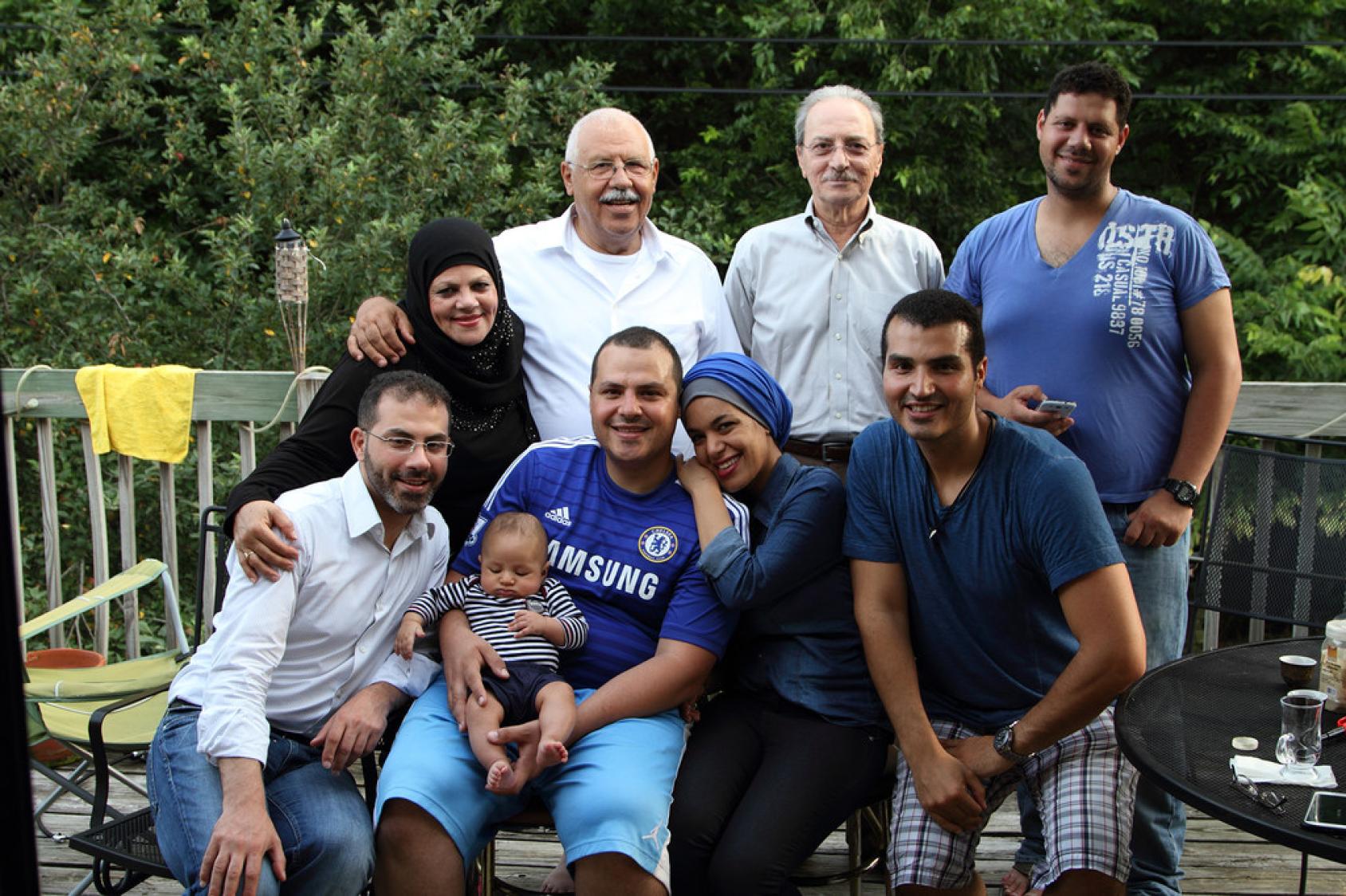 لؤي البسيوني مع أفراد عائلته.