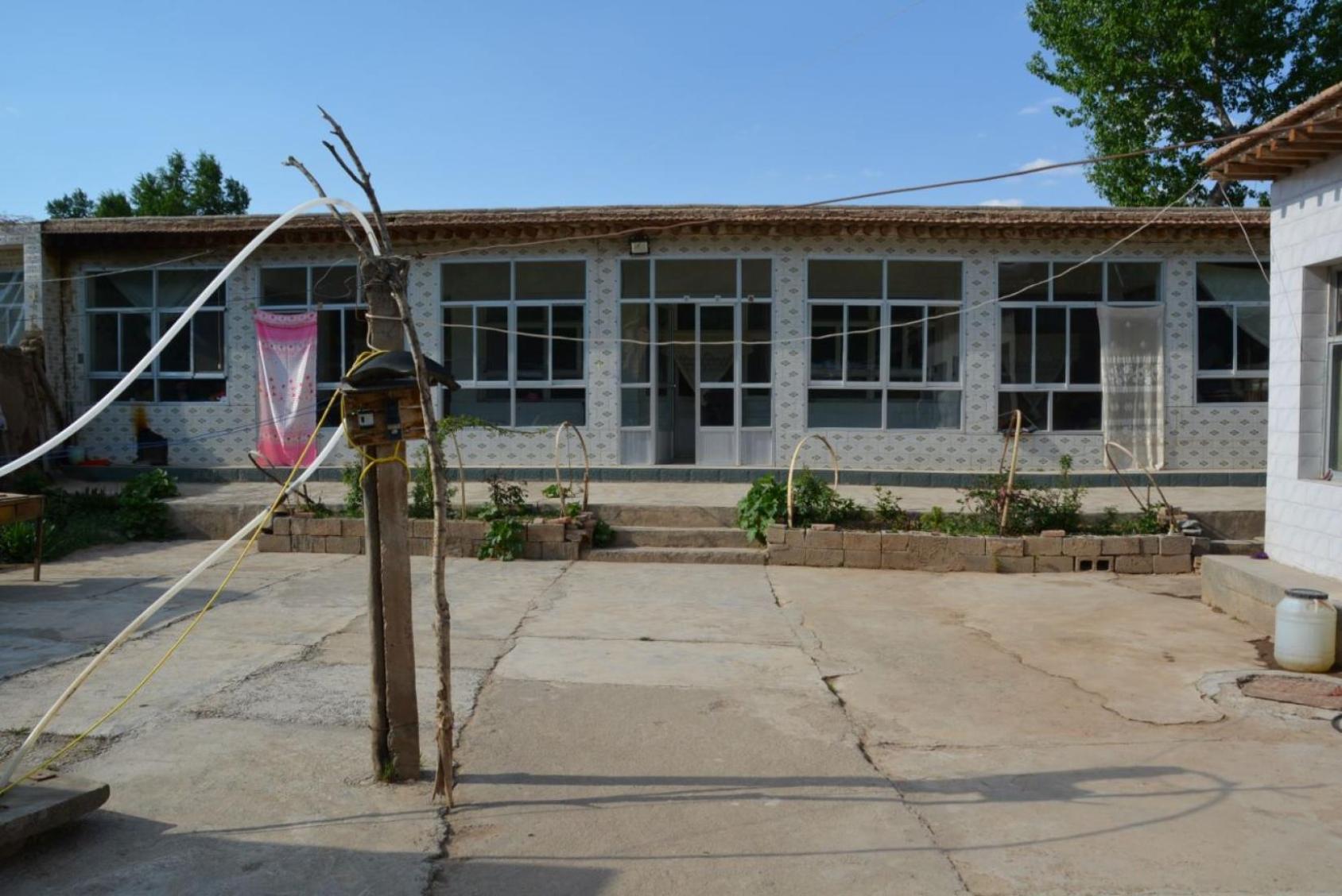 منزل لأحد المنازل والساحة أمامه.