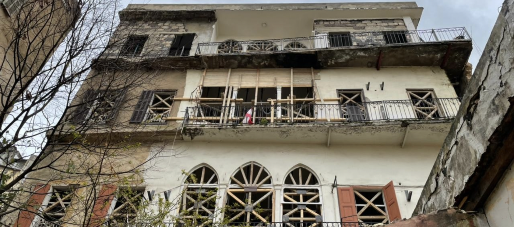 صورة لمبنى معرض لخطر الانهيار في بيروت.