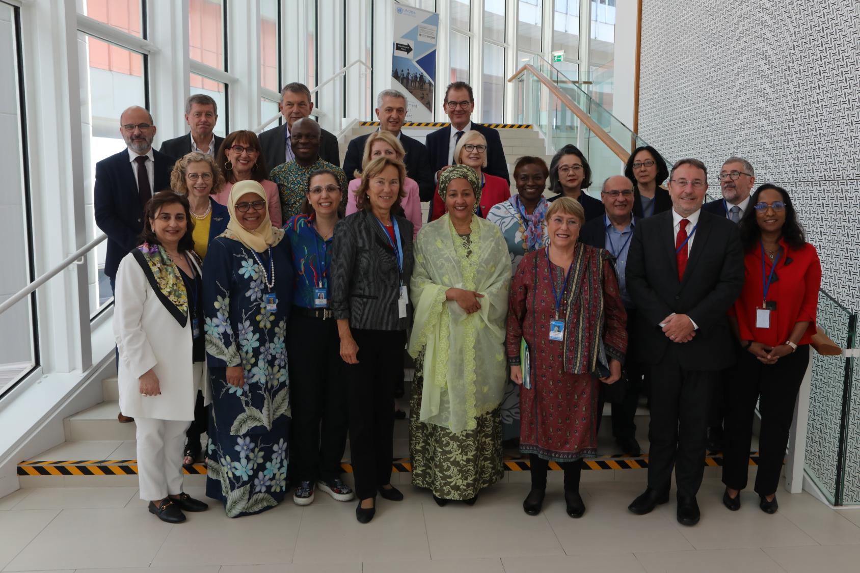 مجموعة من المسؤولين في الأمم المتحدة يقفون لالتقاط صورة معًا.