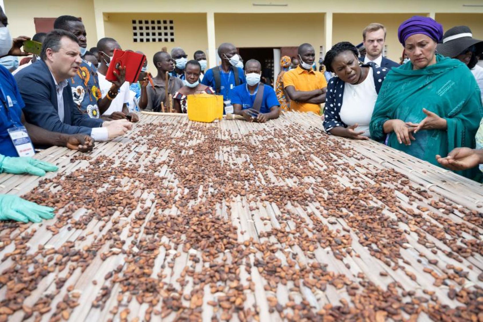 En Côte d'Ivoire, les membres de coopératives et les bénéficiaires d’une Association Villageoise d’Épargne et de Crédits (AVEC) de Grand-Zattry présentent leurs réalisations à la Vice-Secrétaire de l'ONU, Amina Mohammed.