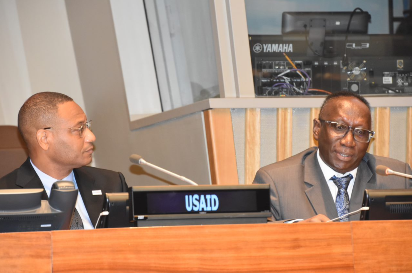 Dos hombres en un panel hablan por los micrófonos.