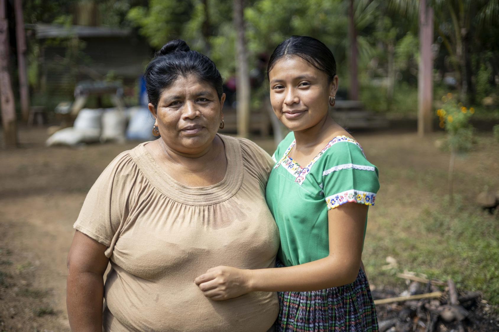Una mujer y su hija posando para una foto.
