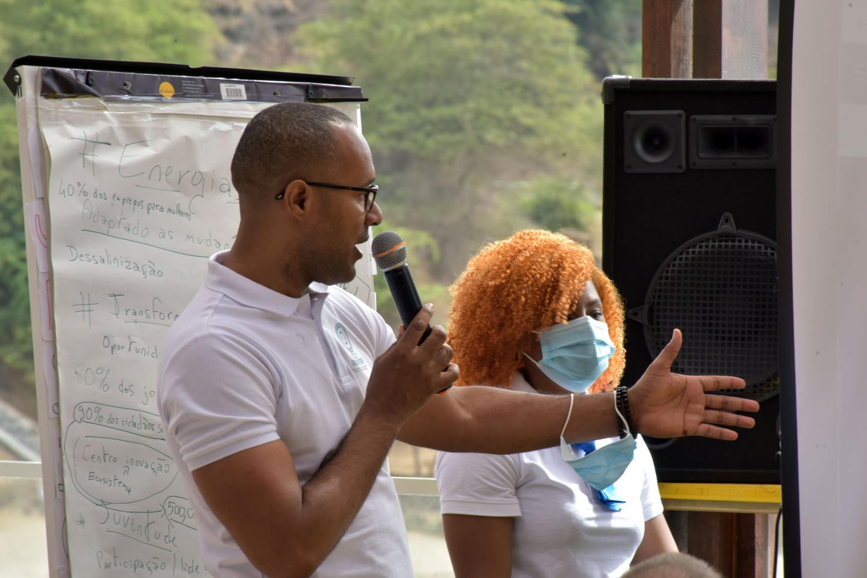 يشرح الميسرون من الأمم المتحدة في كابو فيردي تقنية "التنبؤ العكسي" التي استخدمها المشاركون لتحديد المخاطر الأساسية التي قد تؤثر على التخطيط الإنمائي في المستقبل.