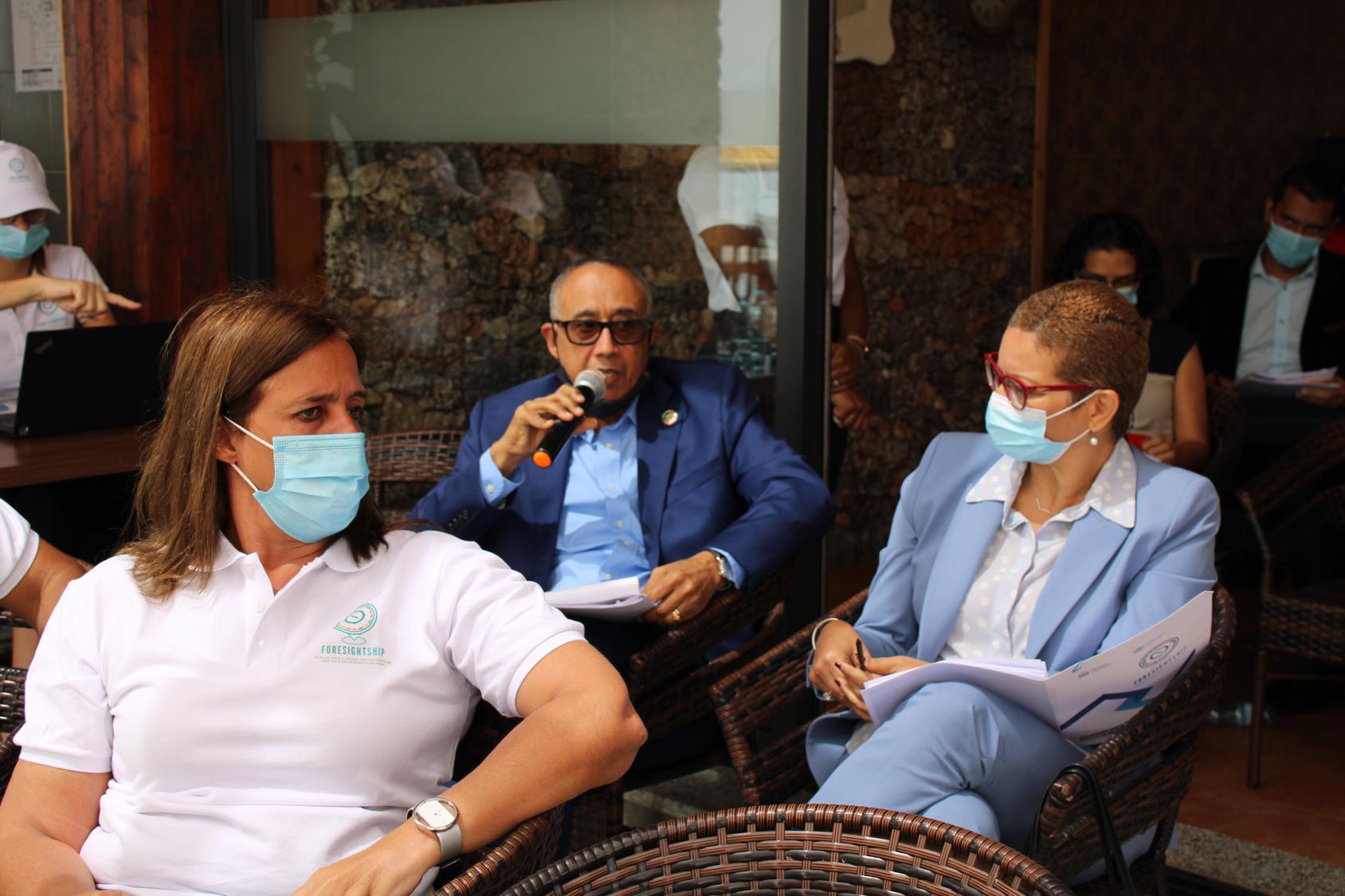 تستمع المنسقة المقيمة للأمم المتحدة في كابو فيردي آنا غراسا (إلى اليسار) إلى المشاركين الذين يتحدثون عن طرق تحسين الاستشراف الاستراتيجي خلال الرحلة البحرية.