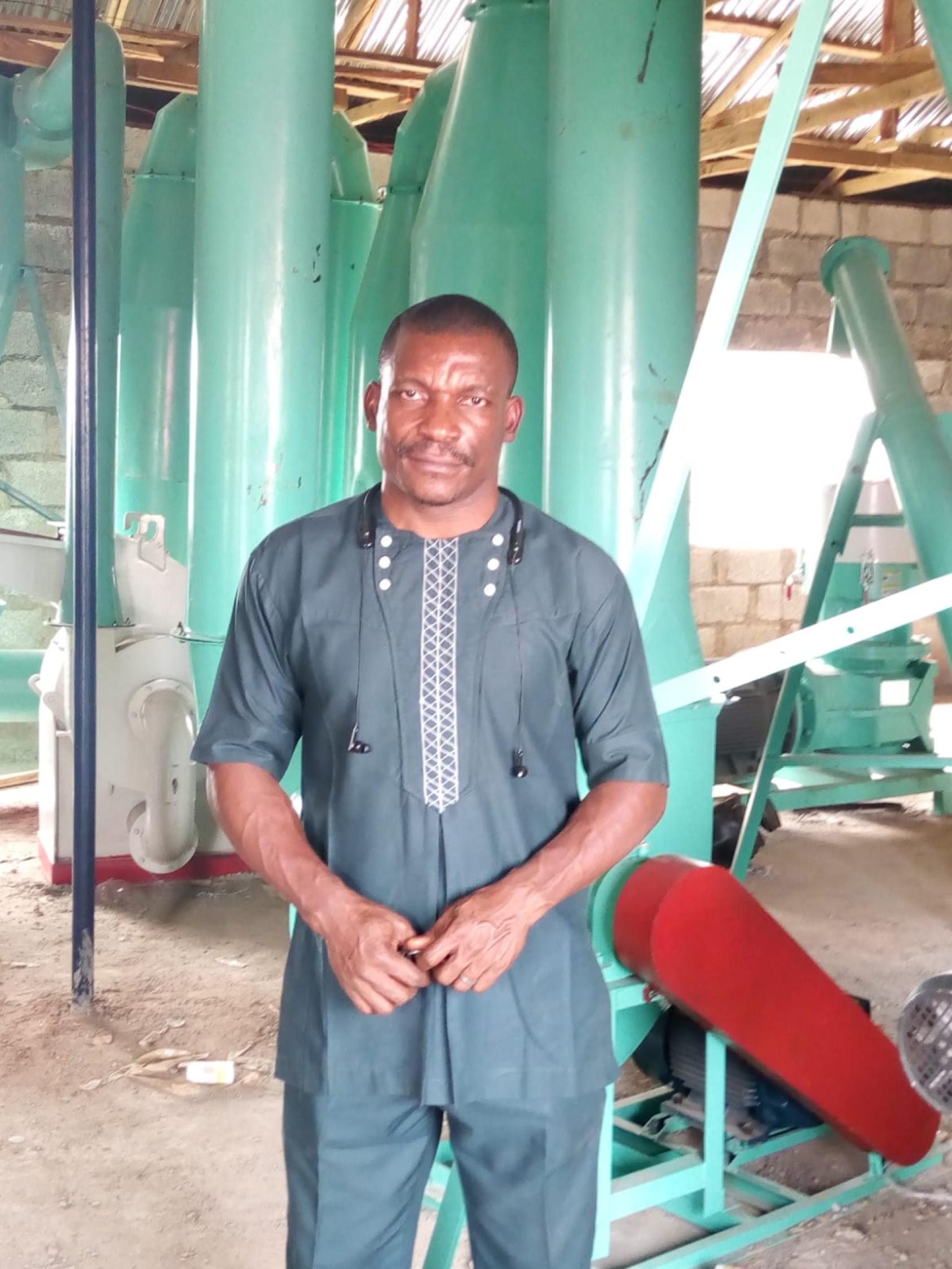 يقف أوكي إيسي في شركة Powerstove Energy التي تصمم وتصنع وتوزع مواقد طهي نظيفة وبأسعار معقولة تولد الكهرباء بنفسها.