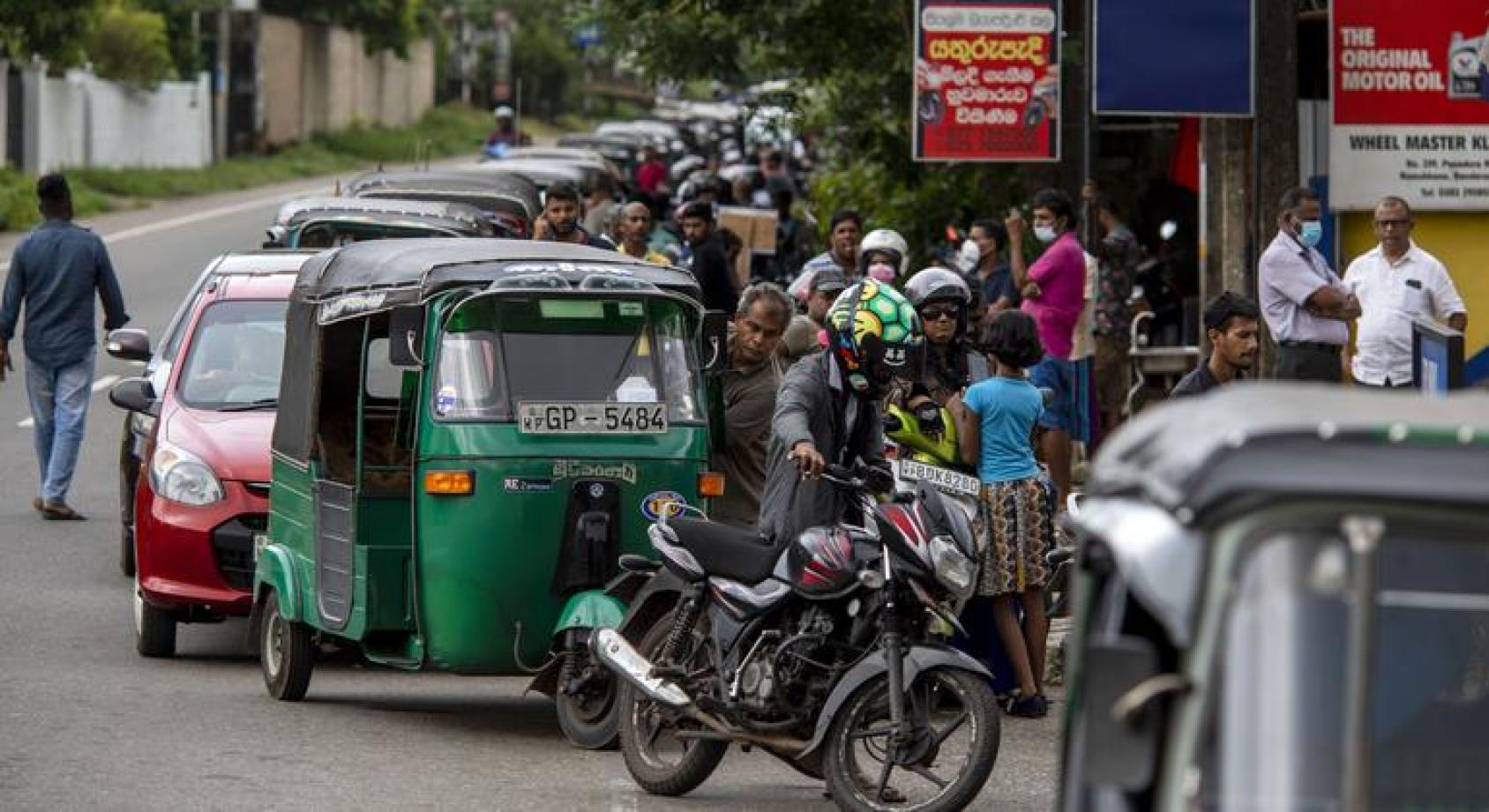 在遭受经济动荡的同时，斯里兰卡正面临着令人难以置信的燃料短缺。