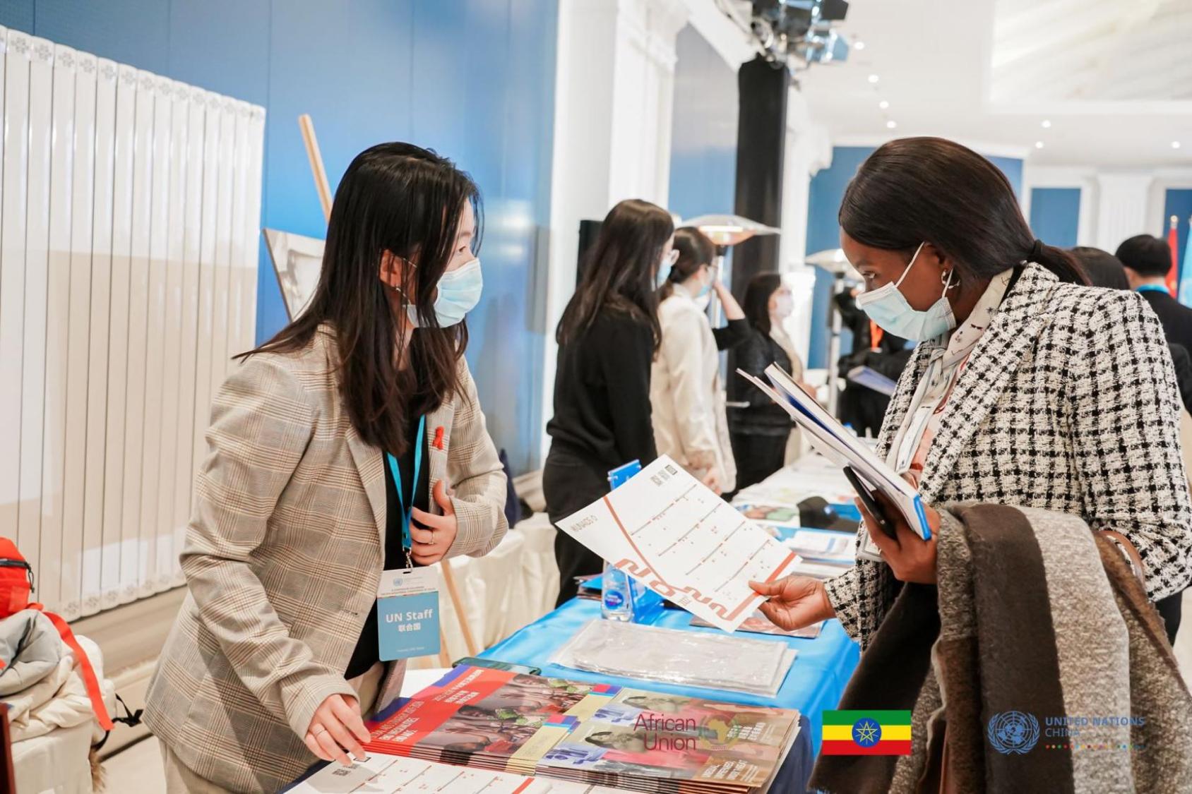 تشرح وينغ هيلينغ عن برنامج الأمم المتحدة المشترك المعني بفيروس نقص المناعة البشرية / الإيدز في خلال اجتماع المتابعة لمنتدى التعاون الصيني - الأفريقي في السفارة الإثيوبية.