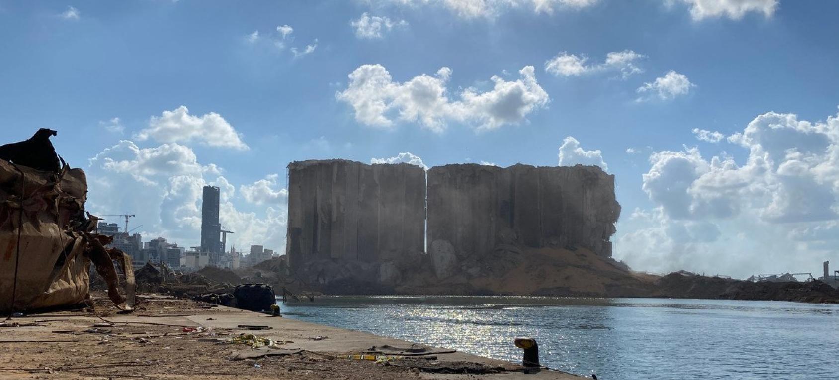 بقايا صوامع الحبوب في مرفأ بيروت. حيث تدمرت الصوامع وتسبب ذلك في أزمة إمدادات غذائية حادة في لبنان.