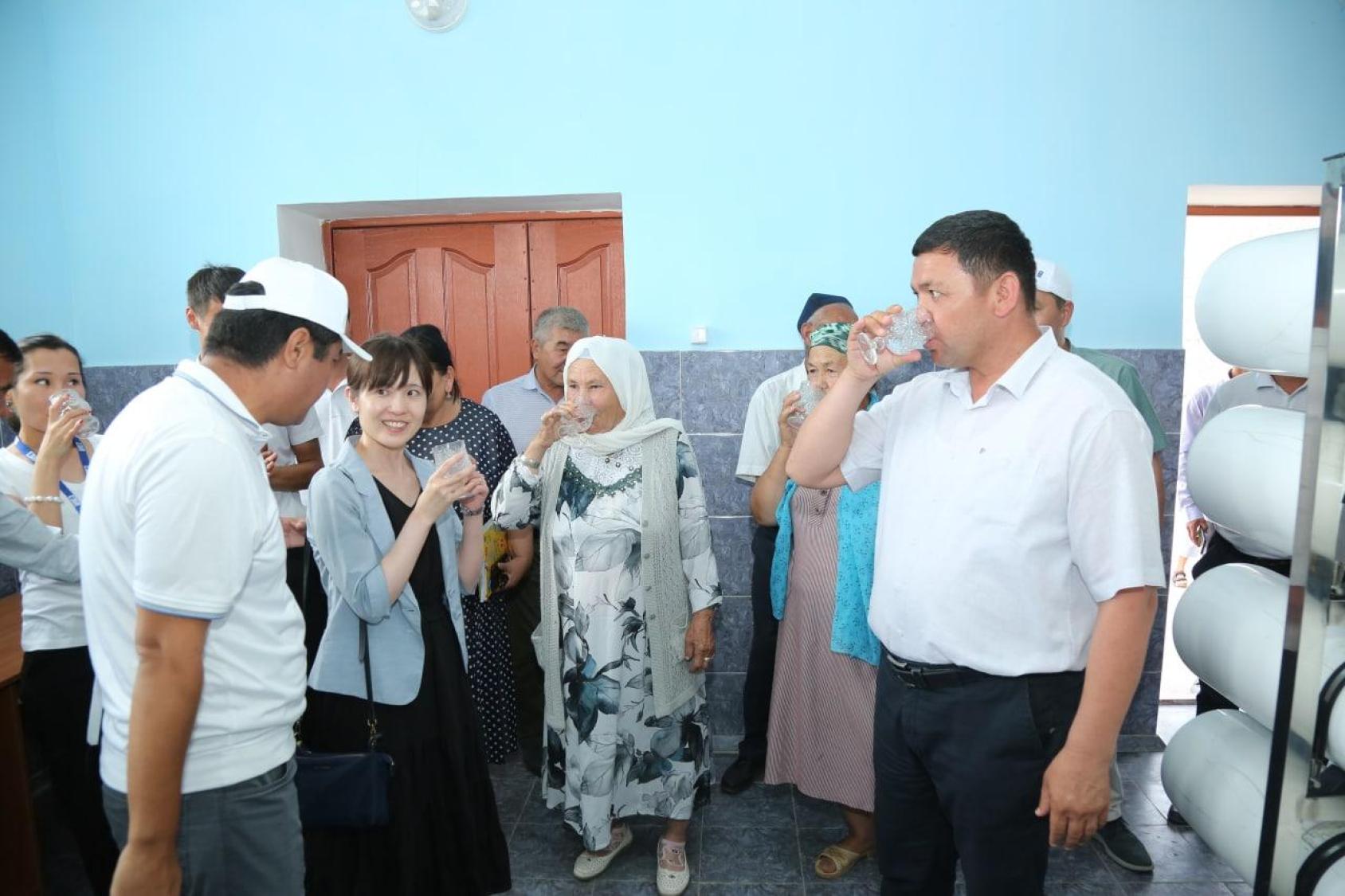 مجموعة من الناس تتذوق ماء الشرب.