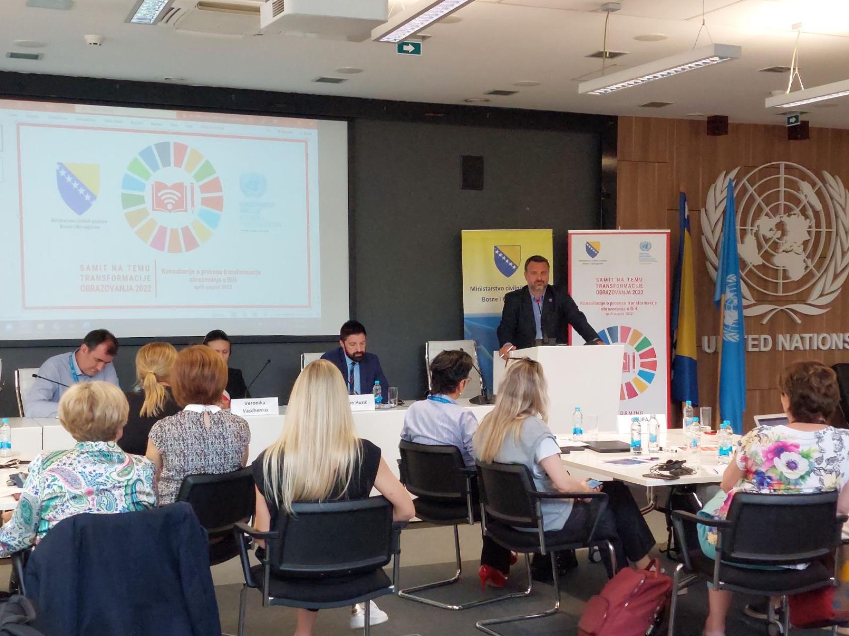 رجل يتحدث أمام مجموعة من الناس.