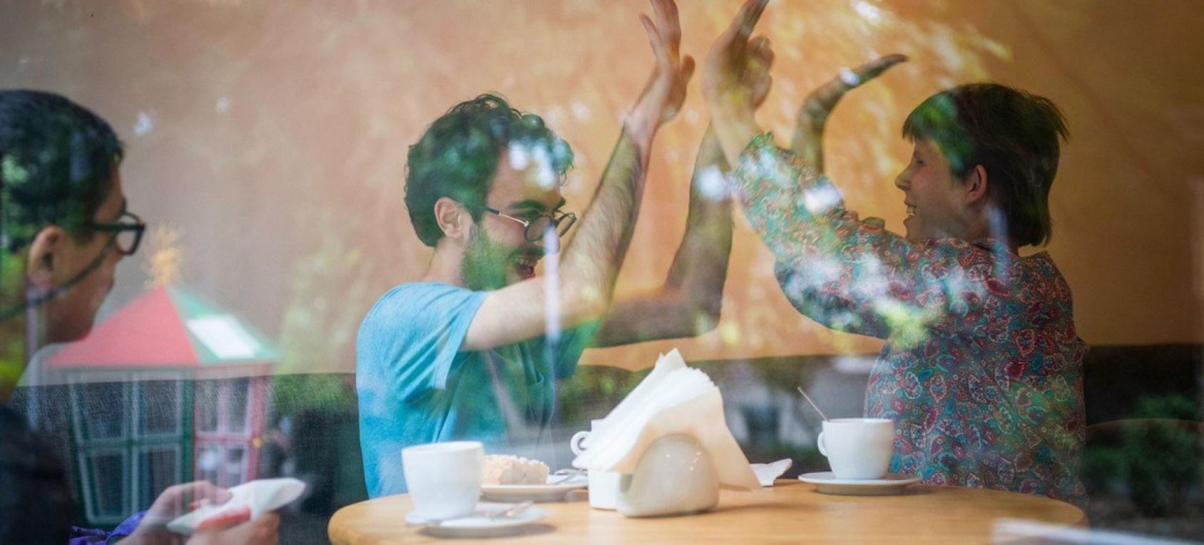 زميلان في العمل يستمتعان في وقتهما.