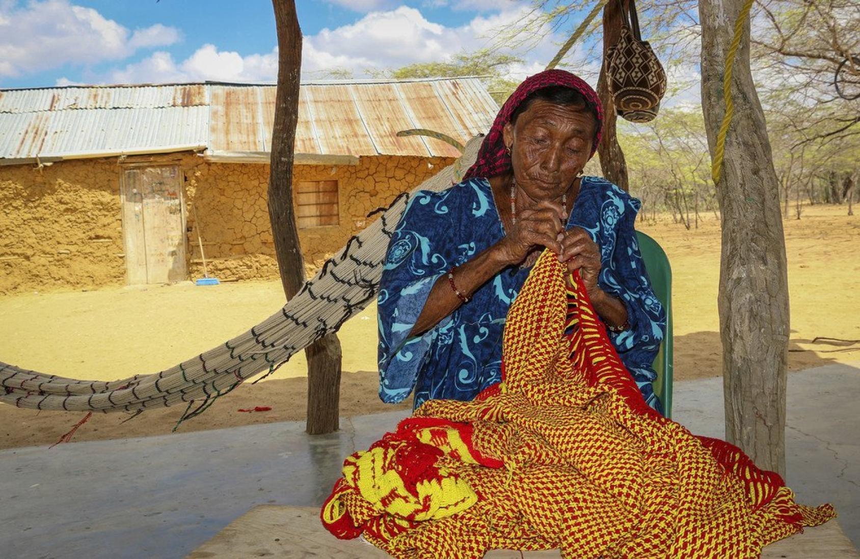 Mujer indígena wayúu cose en una localidad de La Guajira, Colombia.