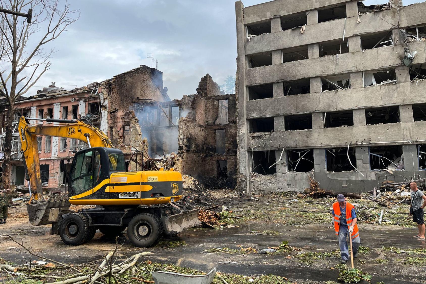 После авиаудара по центру Николаева 20 июля проводится операция по зачистке города.
