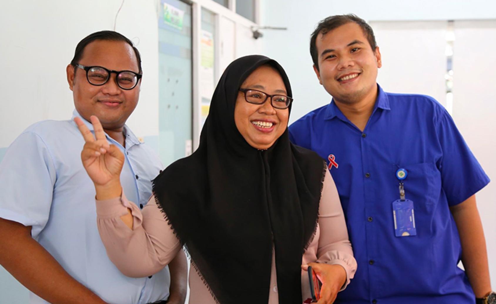 Los observadores de apoyo Dedi, Nur y Rizki (de izquierda a derecha)