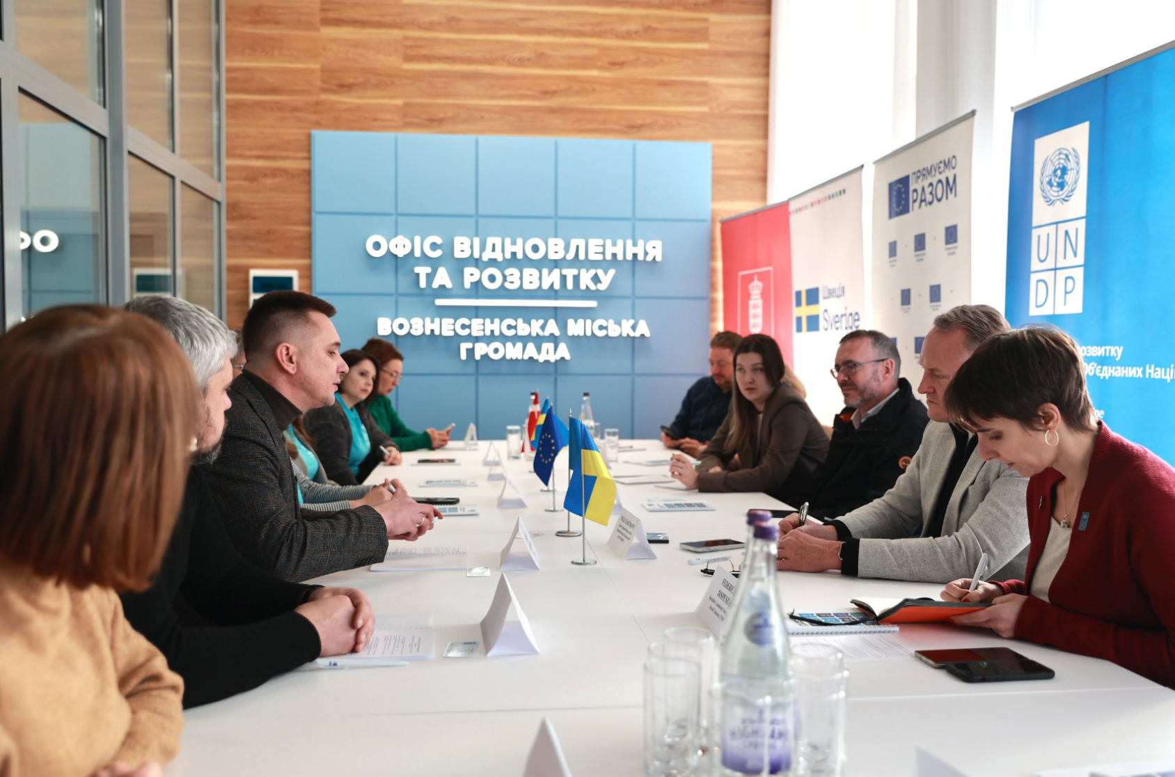 Le nouveau bureau du relèvement et du développement, qui dispose d’installations de pointe et de conseillers experts, apporte un soutien essentiel à la reconstruction et au développement de la communauté. En tant que centre de communication, il rassemble les autorités locales, les organisations internationales, les médias, la société civile et le secteur des affaires. Photos : PNUD Ukraine/Liza Pyrozhkova