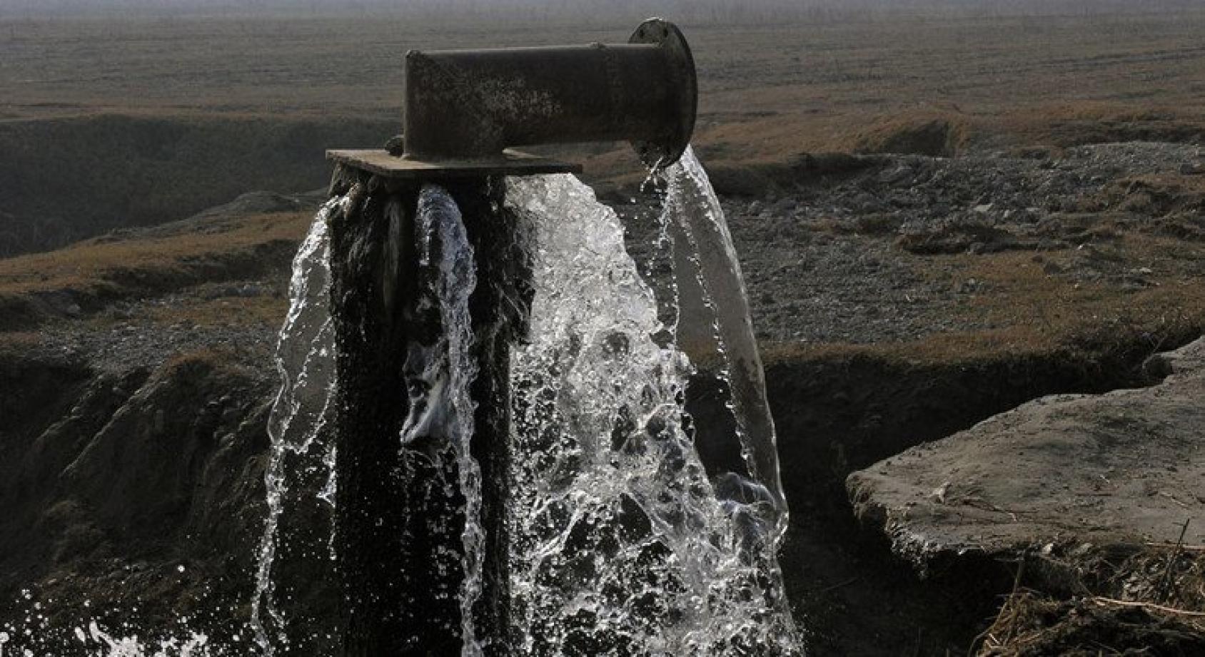 Из торчащей трубы бьет вода